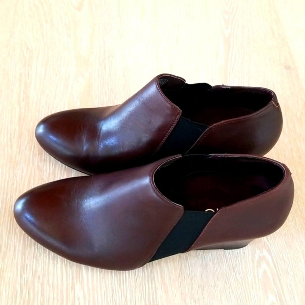 Vionic Stanton Round Toes Slip On Wedge Booties - image 1